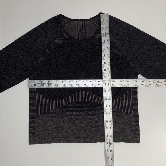 Fabletics Women Black Seamless Long Sleeve Crop Athletic Top - Picture 3 of 3